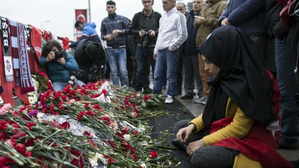 Am Ort des Anschlags haben trauernde Angehörige einen Altar mit Blumen errichtet.
