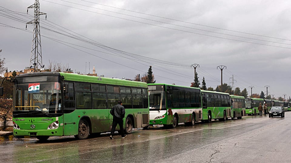 Am frühen Mittwochmorgen sollte die Evakuierung beginnen. 33 Busse standen auf einer Hauptverkehrsstrasse in Aleppo bereit, um Menschen zu evakuieren.