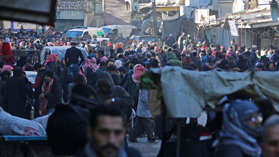 Menschen warten in Aleppo darauf, aus der zerstörten Stadt evakuiert zu werden. Aufnahme vom 15. Dezember 2016.