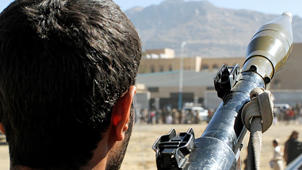 Beim Aufstand in Jemen spielt der Iran eine Rolle – aber nicht die Hauptrolle. Bild: Ein jemenitischer Huthi-Kämpfer trägt eine Waffe zum Abschiessen von Panzergranaten.