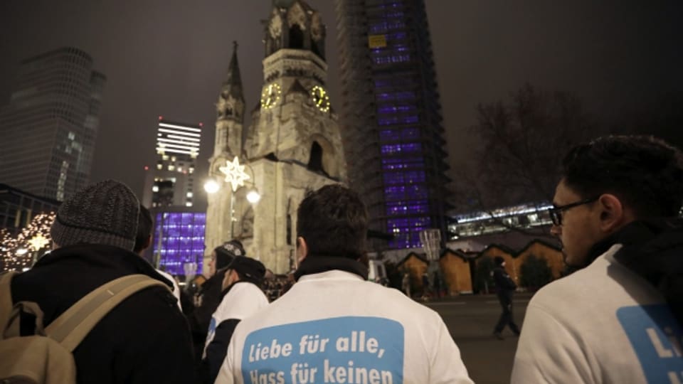 Teilnehmer einer Kundgebung am Dienstag Abend vor der Gedächtniskirche in Berlin.