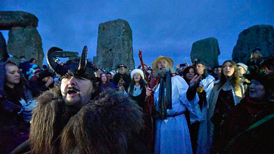 Die Tage werden nun wieder länger – viele Mneschen feiern die Wintersonnenwende in Stonehenge.