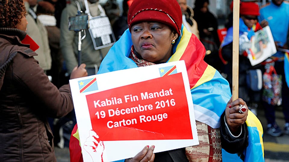 Dagegen, dass der kongolesische Präsident das Ablaufen seiner Amtszeit einfach ignoriert, wird nicht nur in Kongo selbst protestiert; auch die grosse kongolesische Gemeinde in Belgien demonstriert – etwa im Zentrum Brüssels mit Plakaten auf denen steht: «Kabila Fin Mandat 19 Décembre 2016 – Carton Rouge».