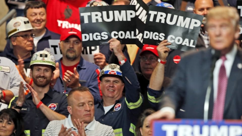 «Trump digs coal - Trump steht auf Kohle» Minenarbeiter an einer Rede des künftigen US-Präsidenten Donald Trump