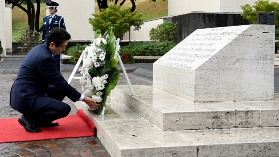 Gedenken, aber nicht entschuldigen: Shinzo Abe legt einen Kranz nieder in Erinnerung an die Opfer von Pearl Harbour