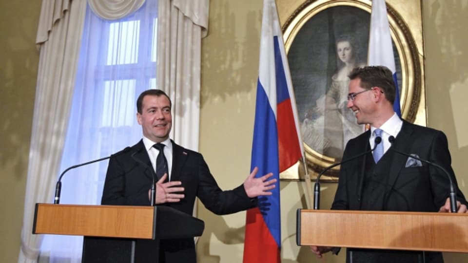 Der russische Ministerpräsident Dimitri Medwedew trifft 2012 seinen finnischen Amtskollegen Jyrki Katainen.