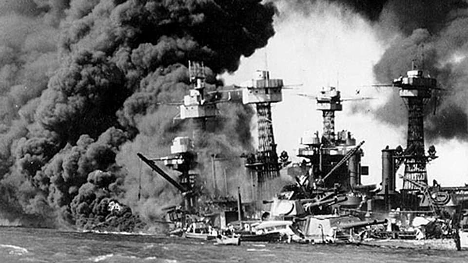 Der japanische Angriff auf  die US-Pazifikflotte in Pearl Harbor am 7. Dezember 1941.