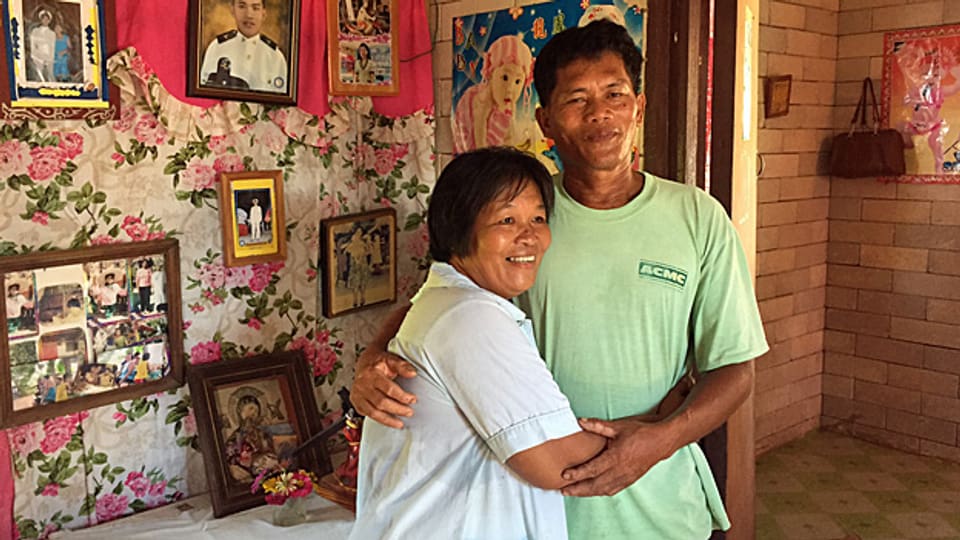 Das Hilfsprojekt der Caritas auf der philippinischen Insel Bantayan hat den Menschen dort nicht nur ein Dach über dem Kopf gegeben, sondern auch manch schiefen Haussegen wieder gerade gerückt. Fischer Danilo mit seiner Frau Catalina im neuen, sicheren Haus.