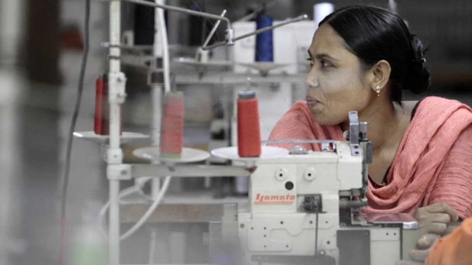 Die Arbeitsbedingungen in den Kleiderfabriken in Bangladesh sind schlecht - doch wer seine Arbeit behält, kann sich trotzdem glücklich schätzen.