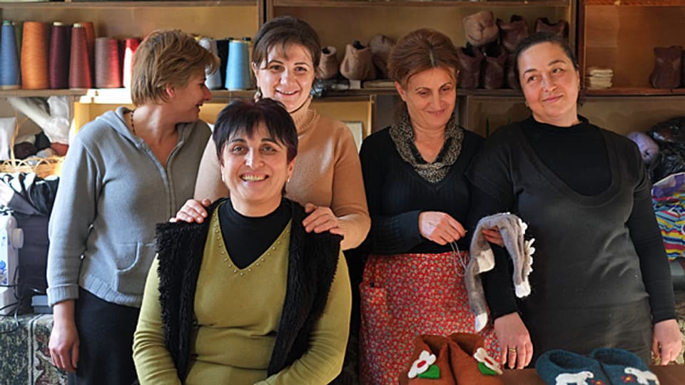 Unterstützt werden die Näherinnen im Atelier von Nukriani (Bild) von einer georgischen Sozialwerkstatt in Tiflis, einem losen Verein, der die Entwicklung von kleinen Unternehmen in Dörfern fördert.