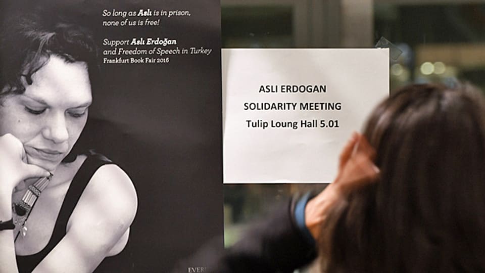 «Asli Erdogan Solidarity Meeting» steht auf einem kleinen Plakat neben einem Foto der türkischen Autorin – an der Frankfurter Buchmesse im Oktober 2016. Nun steht sie in Istanbul vor Gericht.