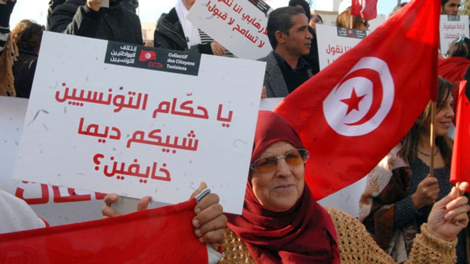 Über 200 Menschen haben in der tunesischen Hauptstadt Tunis gegen die Rückkehr der tunesischen Jihadis protestiert.