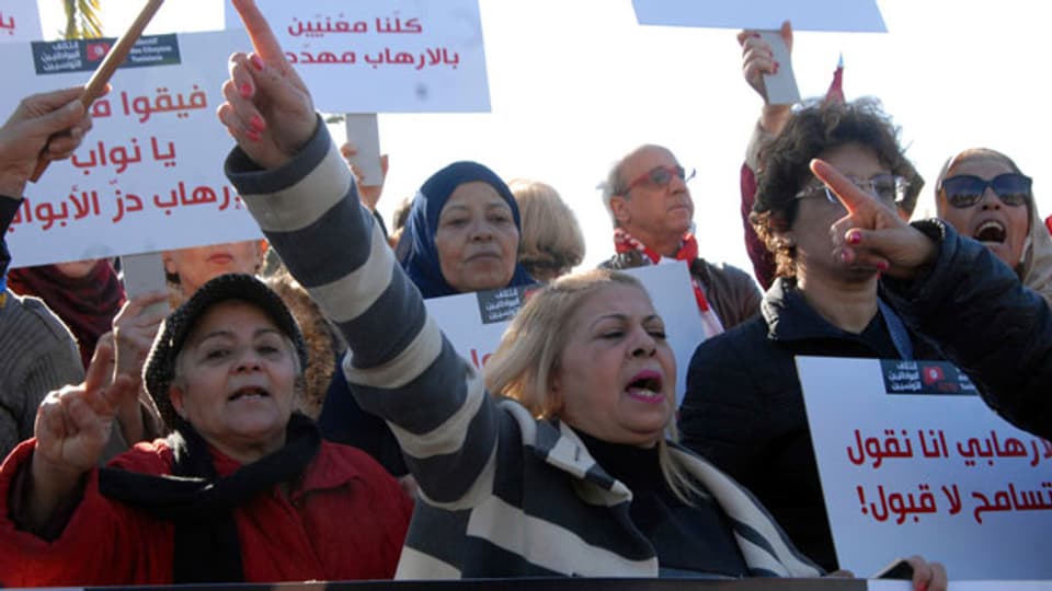 Die Rückkehrer sollen an der Grenze abgefangen und in Untersuchungshaft gesetzt werden. Bild: Demonstration in Tunis.