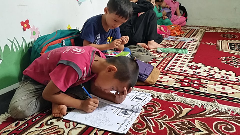 Eine kleine Schule im Hinterland der indonesischen Insel Java. Die Kinder sind keine Einheimischen, sondern Flüchtlinge. Die meisten gehören zur muslimischen Minderheit der Hazaras und kommen aus Afghanistan. Sie sind vor den Taliban geflohen.
