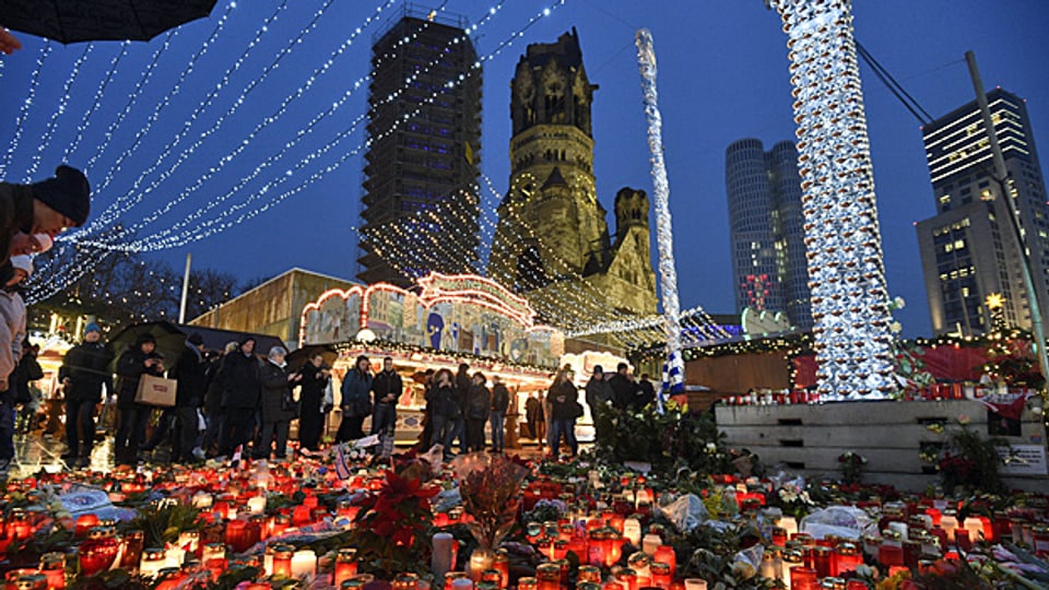Blumen und Kerzen nach dem Attentat auf dem Weihnachtsmarkt am Breitscheidplatz in Berlin.