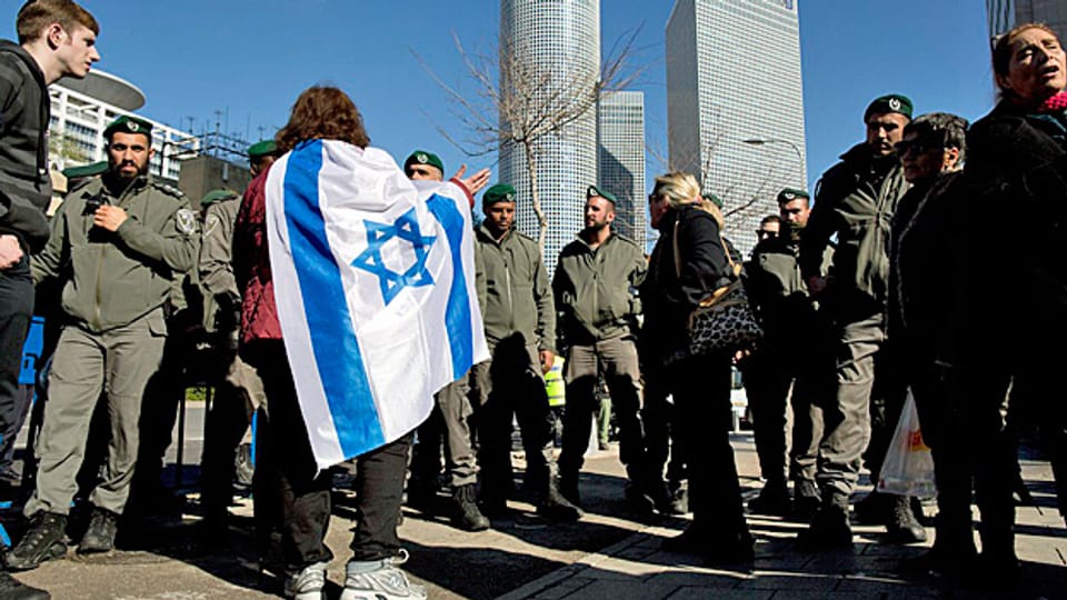 Anhänger der israelischen Siedlerbewegung protestieren in Tel Aviv gegen das Urteil des Militärgerichts.