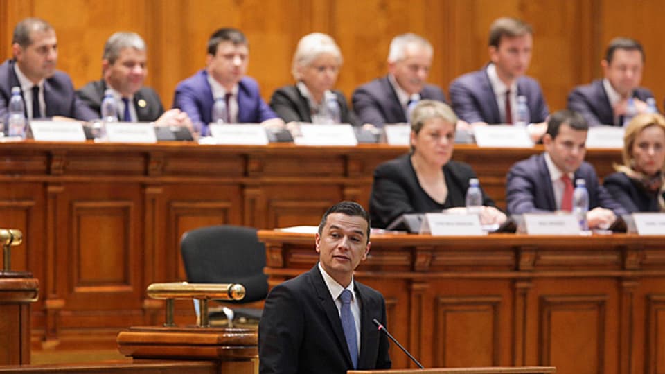 Der künftige rumänische Ministerpräsident Sorin Grindeanu (vorne im Bild) sagt: «Wir sind eine politische Regierung, das Ergebnis einer Koalition. Aber Politik wird auch andernorts gemacht. Wir sind hier, um das Land zu verwalten.» Rumänien gilt als eines der korruptesten EU-Länder.