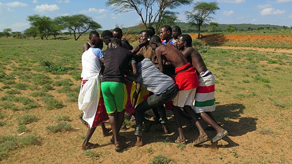 Die Ähnlichkeit mit dem Rugby-Spiel ist offensichtlich. Die Samburu sind überzeugt, dass Rugby seine Wurzeln in Afrikas Savannen hat. Die «Loachami-Warriors» (Bild) haben einen Traum: «Eines Tages werden wir gegen die grossen US-Rugby-Teams antreten. Wir werden ihnen zeigen, woher das Spiel ursprünglich kommt.»