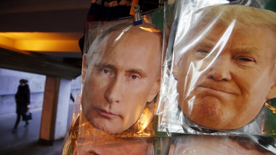 Gesichtsmasken von Trump und Putin in einem Souvenirladen im russischen St.Petersburg.
