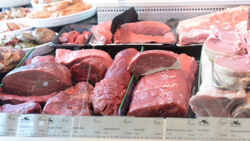Fleisch- und Wurstwaren in einem Verkaufstresen in Berlin.