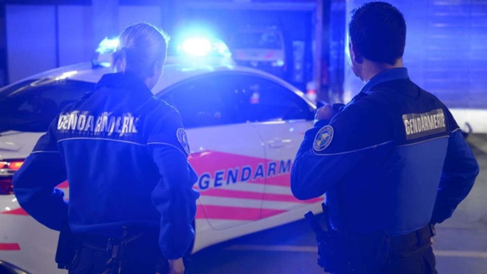 Kein Zuckerschlecken: Polizisten auf Patrouille im Kanton Waadt.