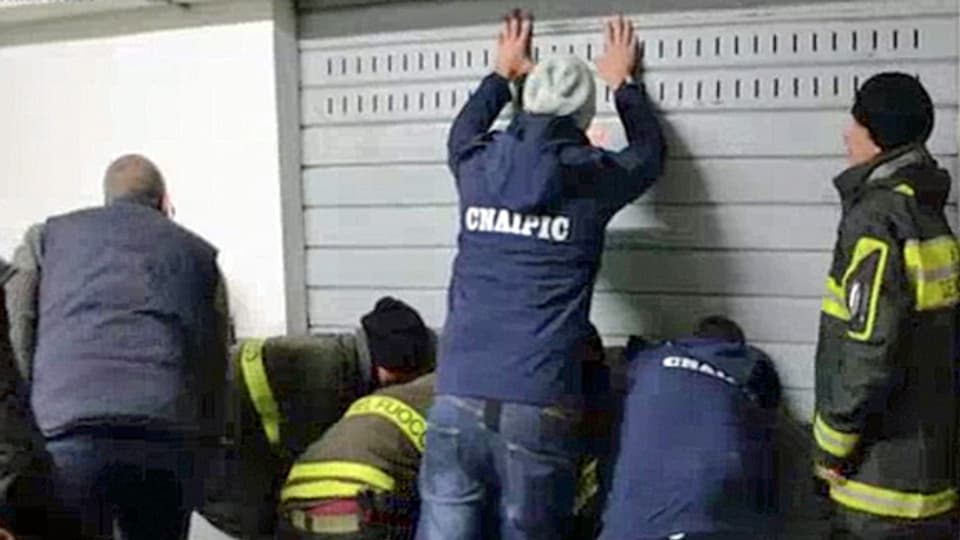 Es sei einfacher aufzuzählen, welche Prominenten nicht ausspioniert wurden, als die lange Liste der Opfer zu publizieren, frotzelt eine italienische Zeitung. Bild: Sicherheitskräfte vom italienischen Anti-Cybercrime-Zentrum durchsuchen eine Garage.