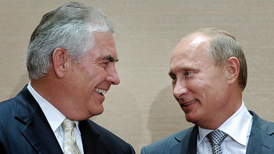Das Foto vom 30. August 2011 zeigt Rex Tillerson Schulter an Schulter neben dem russischen Präsidenten Wladimir Putin. Anlass war der Abschluss eines 500-Millionen Dollar-Vertrages zwischen der US-Erdölfirma ExxonMobil und dem russischen Staatskonzern Rosneft.