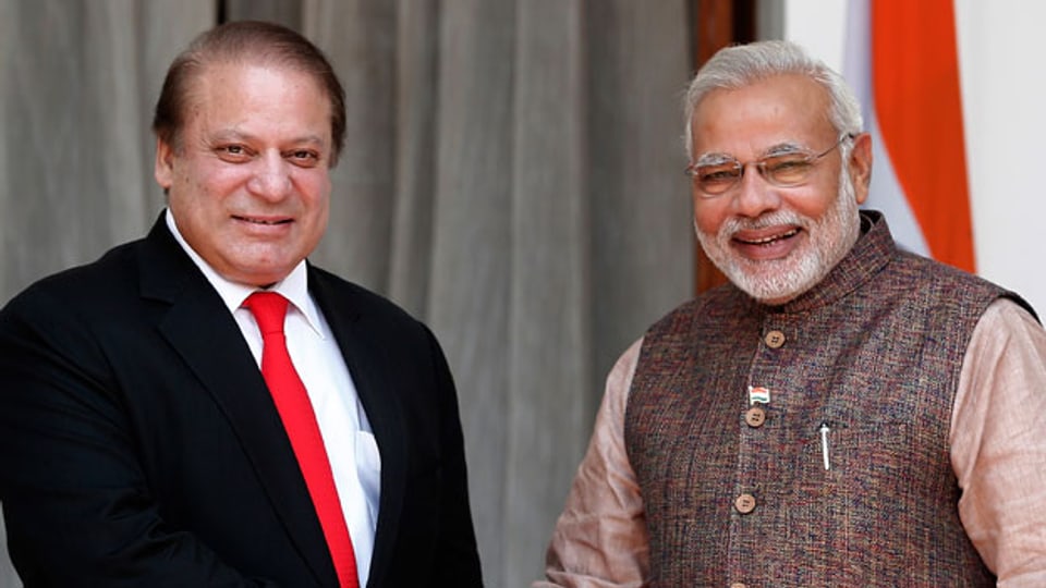 Indiens Premier Minister Narendra Modi (rechts) mit Nawaz Sharif, Premier aus Pakistan in New Delhi im Mai 2015.