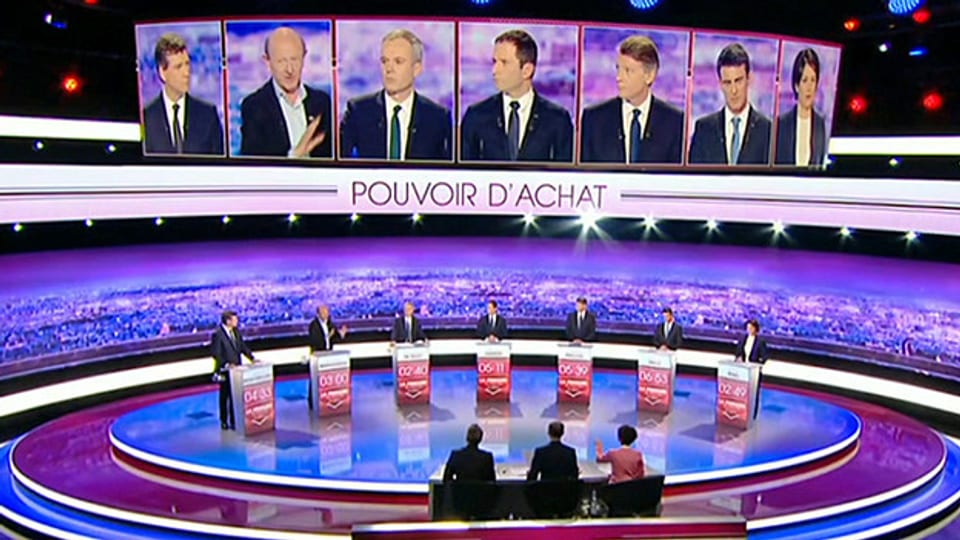 Der frühere französische Premier Manuel Valls ist bei der ersten Fernseh-Debatte mit Konkurrenten seines Lagers in die Defensive geraten.