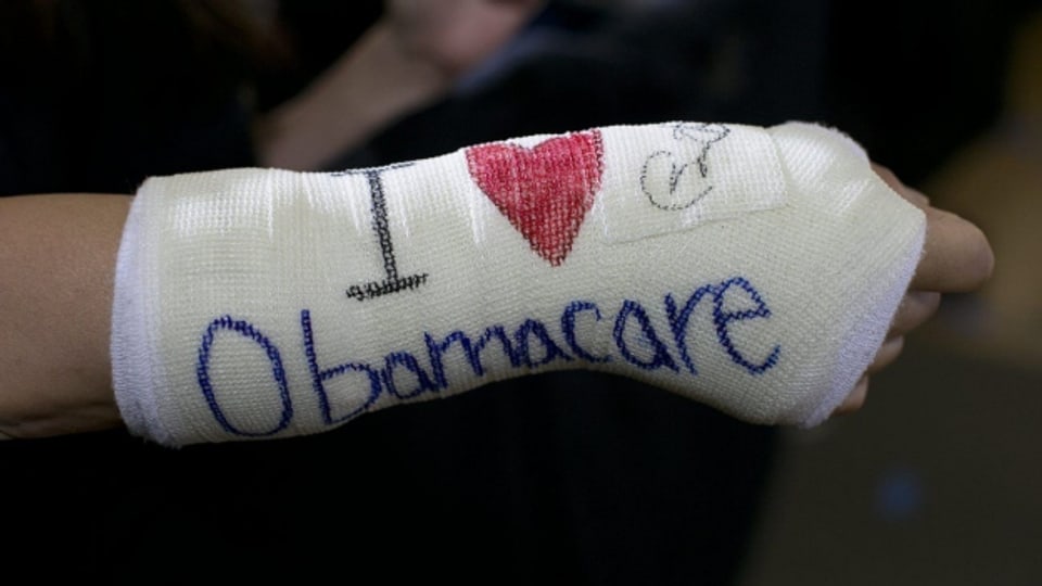 «I love Obamacare»: Was dieser Obama-Fan sich auf den Gips geschrieben hat, wird von den Republikanern nicht geteilt.
