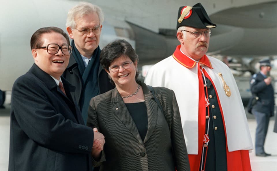 Die damalige Bundespräsidentin Ruth Dreifuss begrüsste am 25. März 1999 am Flughafen Genf -Cointrin ihren chinesischen Amtskollegen Jiang Zemin.