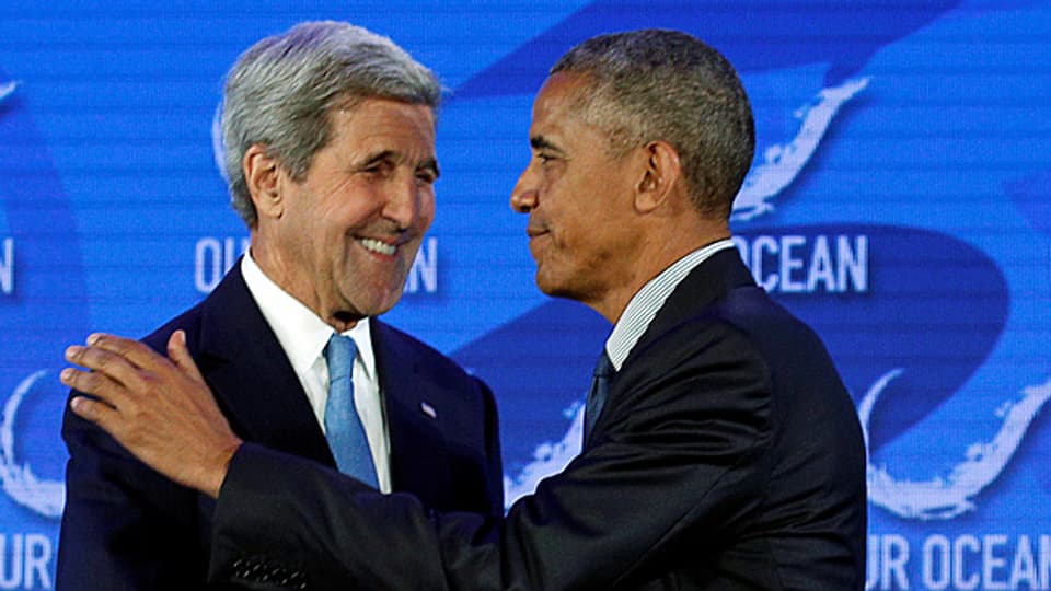 Friedenstaube und Kriegsfalke: Die gemischte Bilanz der Aussenpolitik von Barack Obama. Bild: Der Aussenminister und der Präsident.