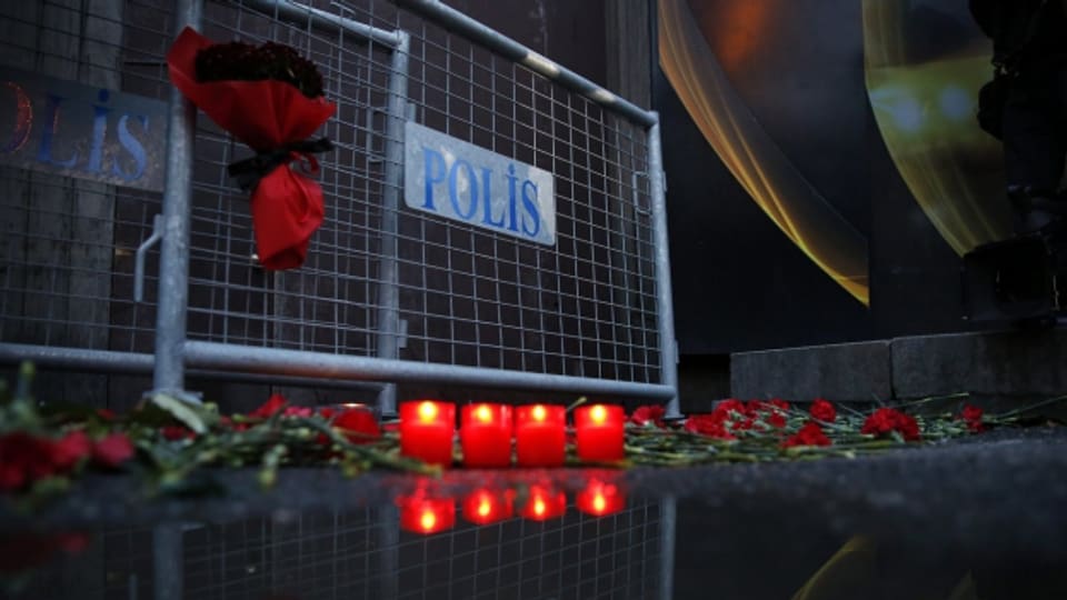 Blumen und Kerzen vor dem Nachtclub, in dem der Attentäter 39 Menschen erschoss.
