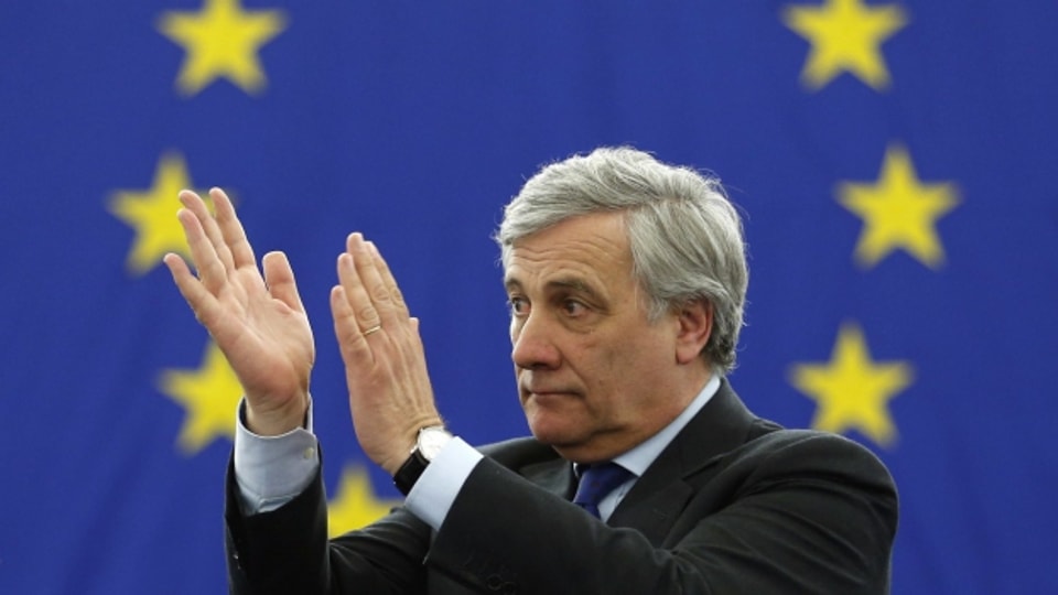 Antonio Tajani vor einer EU-Flagge.