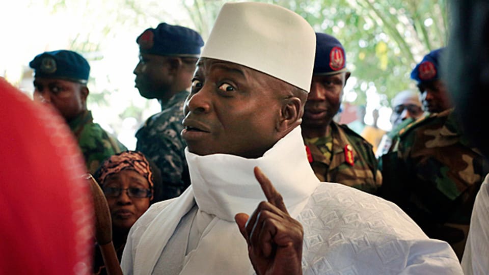 Gambias abgewählter Präsident Yahya Jammeh klammert sich an die Macht. Jetzt ließ er den Notstand verhängen, vier Minister sind am Dienstag zurückgetreten. Beobachter befürchten, dass es zu offener Gewalt kommen könnte.