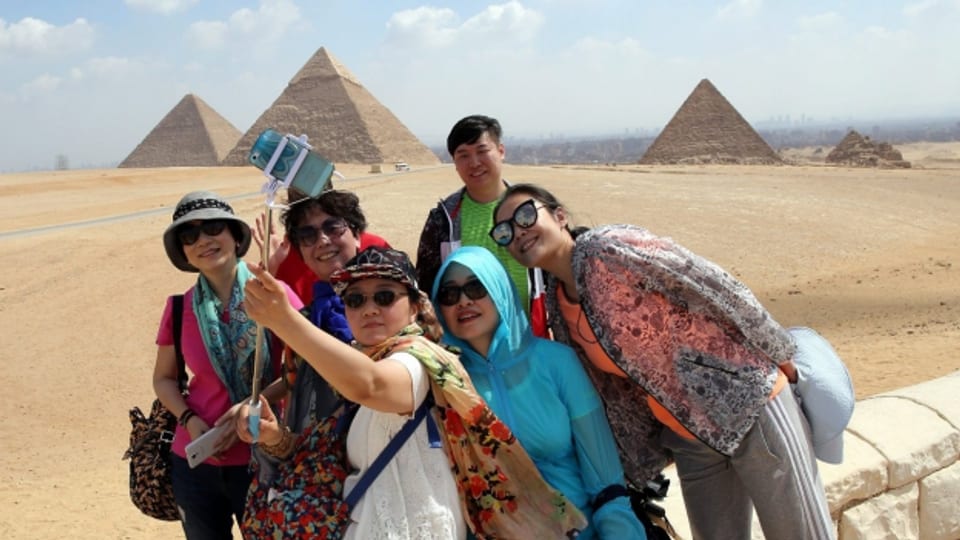Aktuell fehlen sie: Touristen, die vor den Pyramiden von Gizeh ein Selfie machen wollen