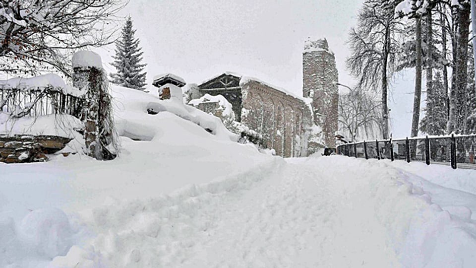 Weil selten so viel Schnee fällt, sind die Gemeinden schlecht vorbereitet. Schickt uns Schneefräsen, bat der Bürgermeister von Amatrice. Der eingestürzte Kirchturm interessiere ihn derzeit nicht, zuerst müsse man jenen Leuten helfen, die seit Tagen eingeschneit auf Hilfe warten.