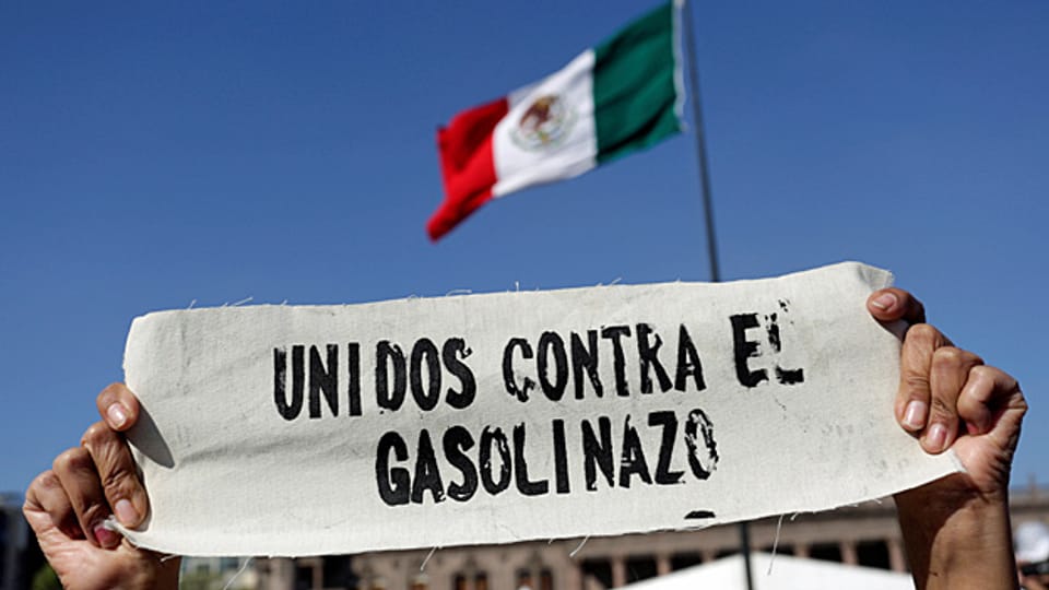 Statt 16 kostet ein Dollar in Mexiko jetzt 22 Pesos. Und da der Benzinpreis zu Jahresbeginn um 20 Prozent erhöht wurde, steigen die Preise täglich. Das führt zu Volksprotesten.