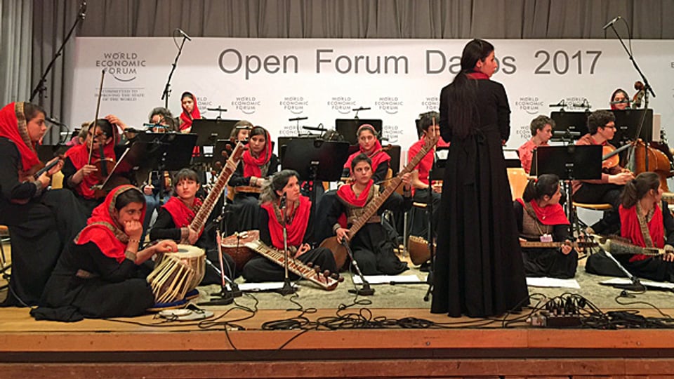 Von den 35 Musikerinnen von «Zohra» kommen die meisten aus armen Familien oder sind Waisenkinder. An Afghanistans einziger Musikakademie in Kabul studieren sie traditionelle afghanische, aber auch klassische westliche Musik.