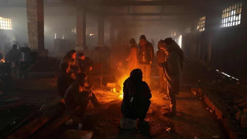 Trotz Feuer bitterkalt: Inoffizielles Flüchtlingscamp in Belgrad.