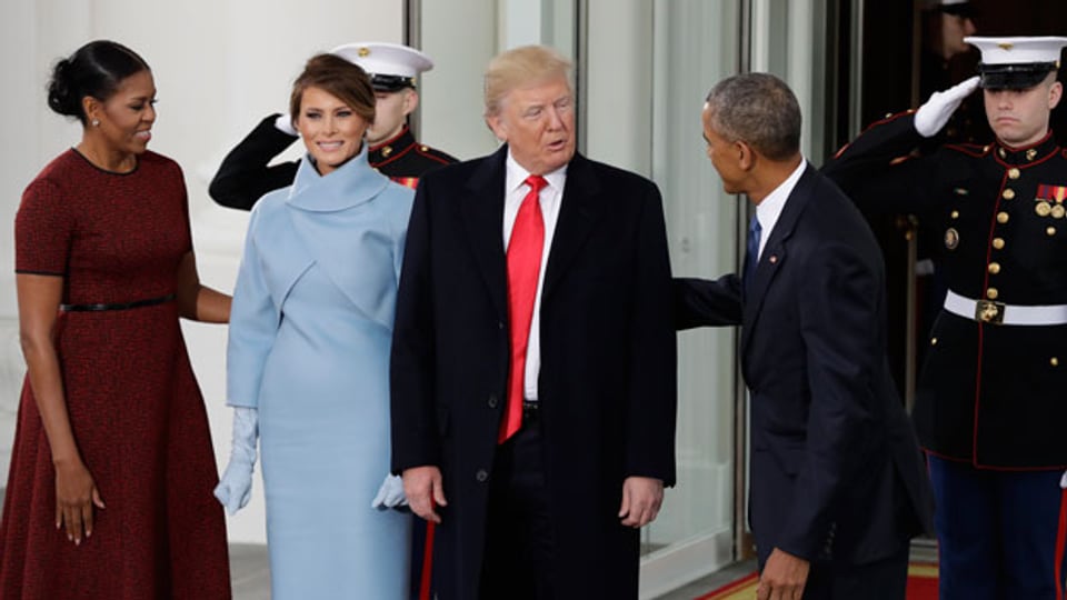 MIeterwechsel im Weissen Haus: Präsident Barack Obama und First Lady Michelle Obama begrüssen Donald Trump und seine Frau Melania (in der Mitte) im Weissen Haus in Washington am Freitag, 20.1.2017.