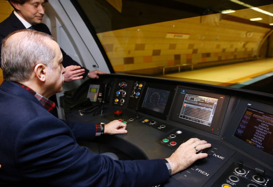 Erdogan im Führerstand einens neuen Metrozuges