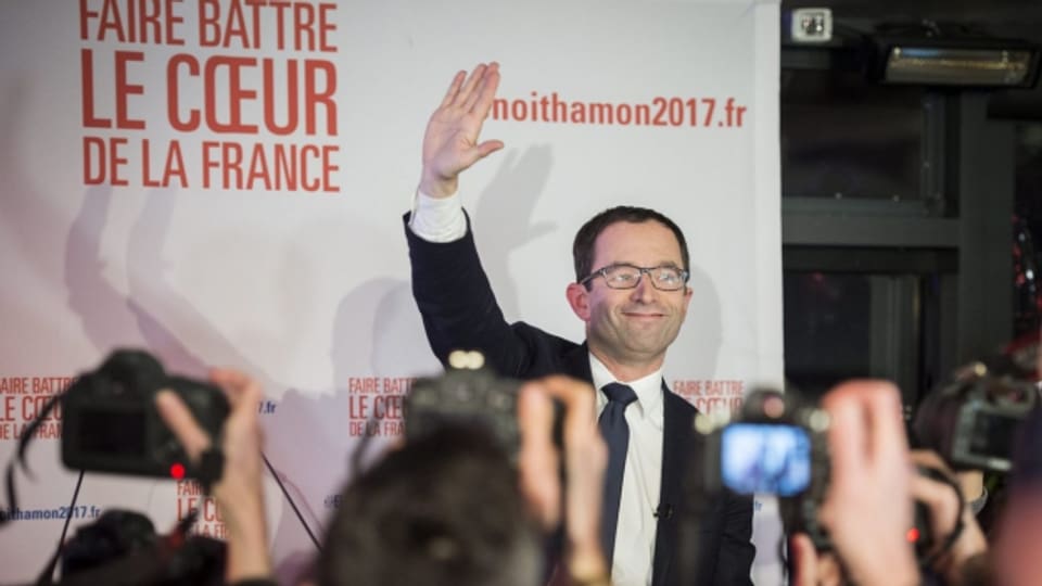Der frühere Bildungsminister Benoît Hamon macht am meisten Stimmen und freut sich.
