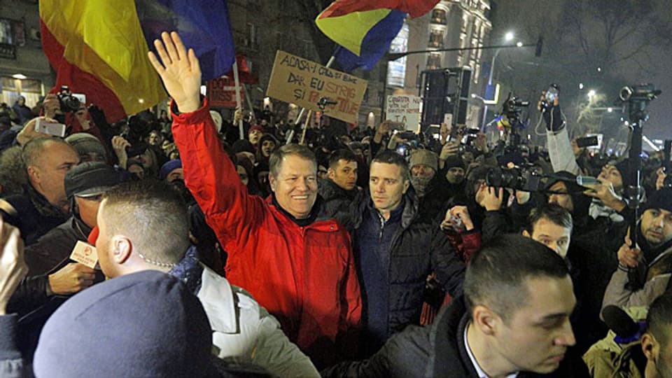 Der rumänische Präsident Klaus Johannis inmitten von Tausenden, die gegen die neue rumänische Regierung protestieren.