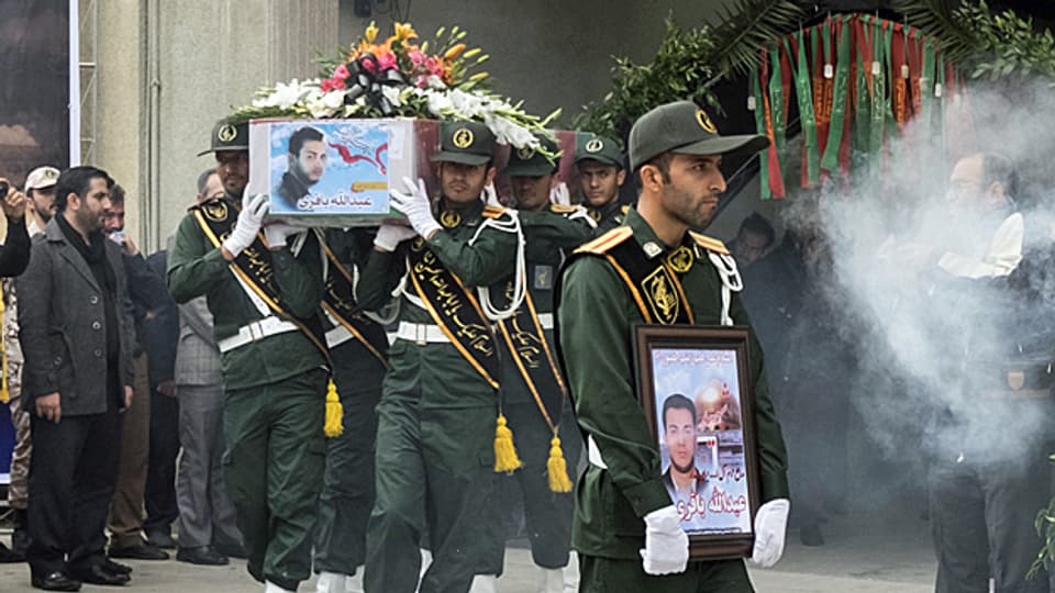 Offiziere der iranischen Revolutionswache tragen den Sarg eines in Syrien ums Leben gekommenen Kollegen.