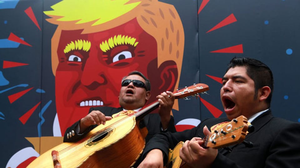 Zwölf Milliarden Dollar für den Mauerbau. Proteste in Mexiko City.