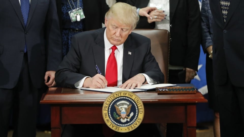 US-Präsident Trump unterschreibt das Einreise-Dekret.