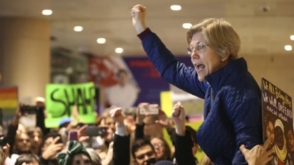 Die demokratische Senatorin Elizabeth Warren protestiert am Flughafen Boston gegen die Einreisesperren.