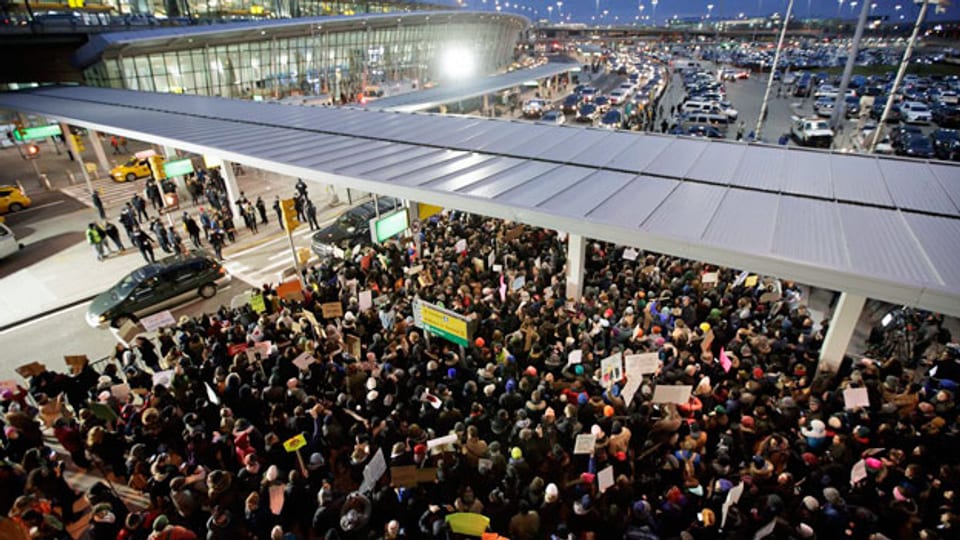 Am Flughafen JFK demonstrierten am Wochenende viele Menschen gegen die neue Einreisepolitik von Donald Trump.
