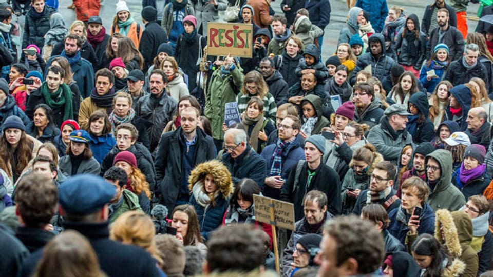 Auch in Brüssel gingen am Montag viele Leute auf die Strasse, um gegen die neuen Einreisebestimmungen von Donald Trump zu demonstrieren.